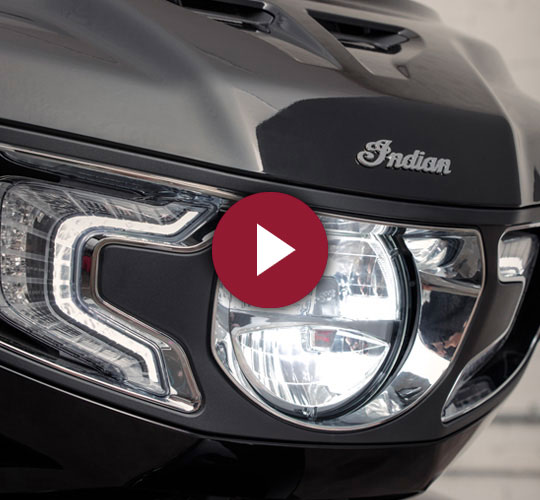 SOUS LE FEU DES PROJECTEURS